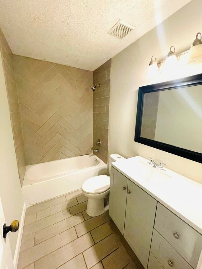 Building Photo - ** 4 Bed 2 Bath located in Brentwood ** Ca...