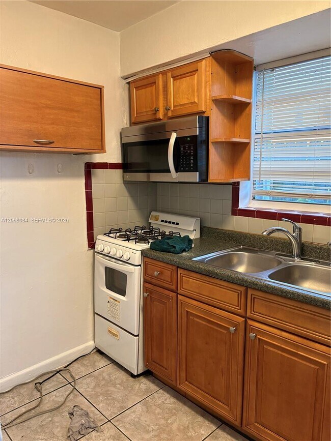 Building Photo - 1806 Funston St