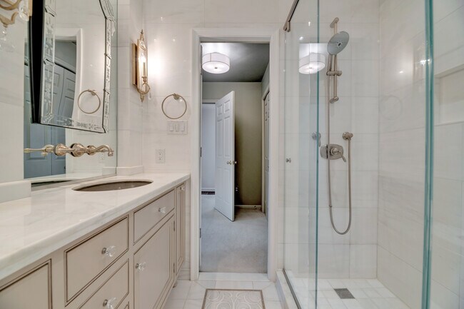 Building Photo - 1053 N George Mason Dr