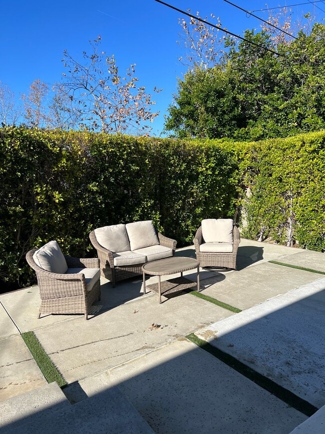 Building Photo - 2 Bedroom Modern Luxury, Valley Village