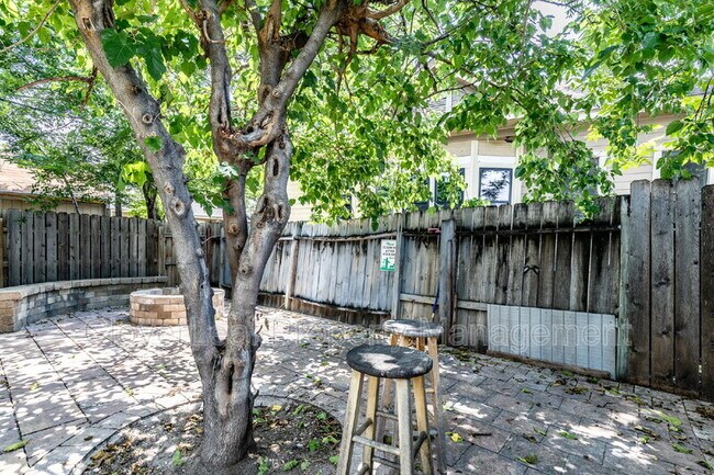Building Photo - 218 Cadwallader St
