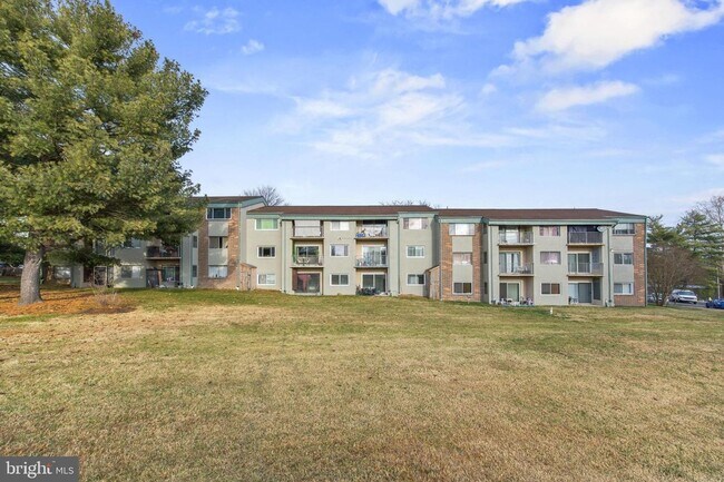 Building Photo - 2Br/ 1Ba - Beautifully renovated first-floor walkout condo in water privileged community availabl...