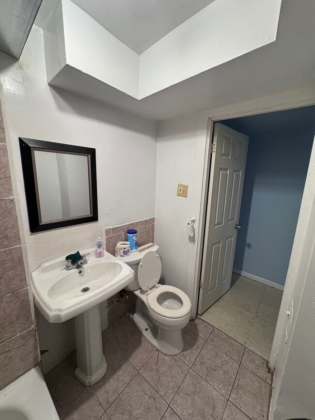 Building Photo - 3717 W Dickens Ave