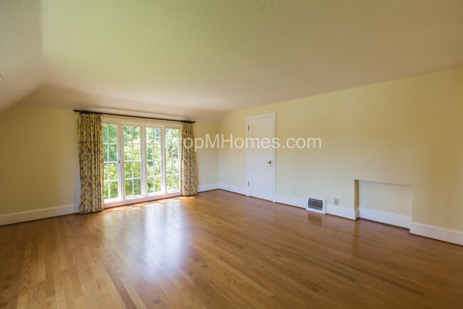 Building Photo - Riverfront Perfection with this Charming 3 Bedroom Lake Oswego Home!