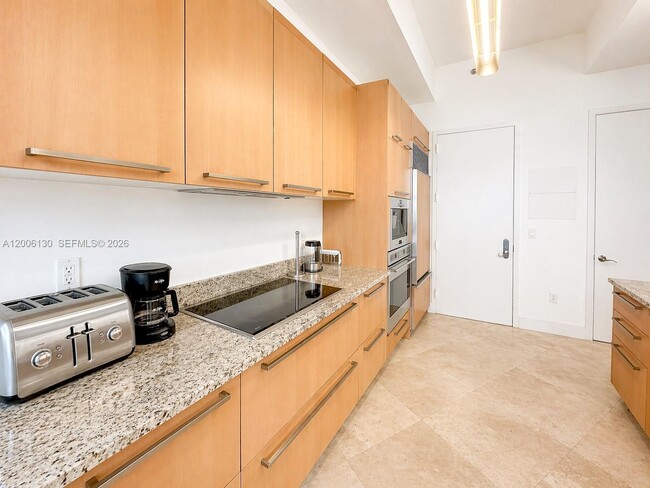 Building Photo - 15811 Collins Ave