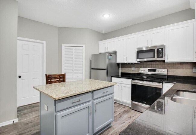 Building Photo - 2 Bedroom 2 Bath Beautiful Modern Living in Maple Grove for $2,150/month! 2 Stall Garage Included!