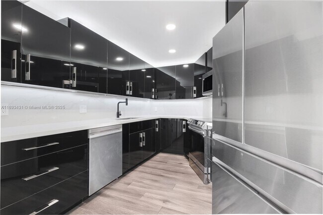 Building Photo - 5420 N Ocean Dr