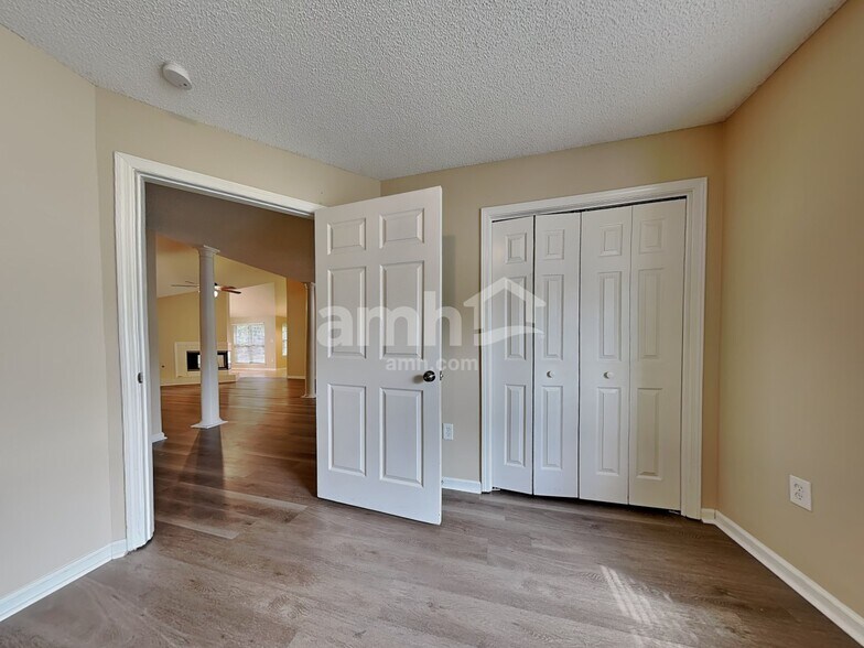 Building Photo - 138 Lions Gate Rd