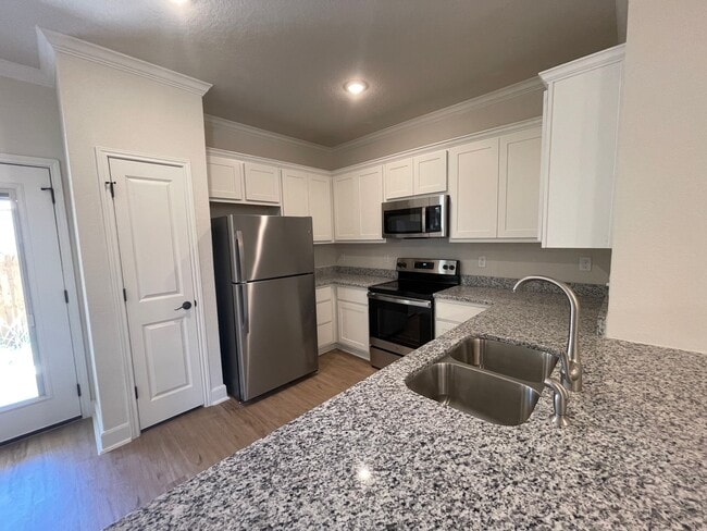 Building Photo - 10214 Lynwood Vlg