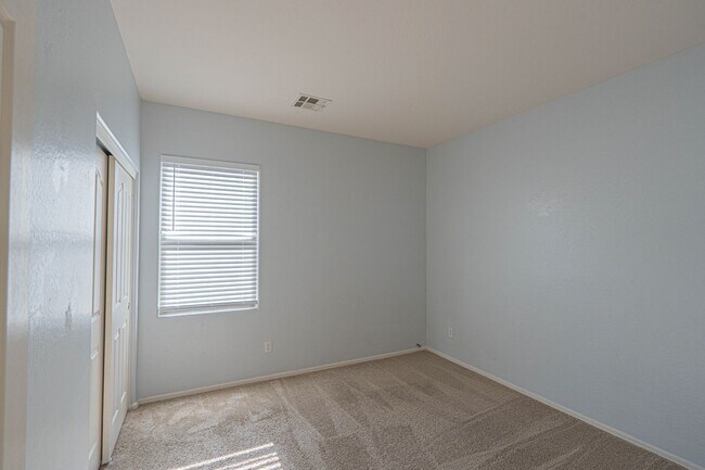 Building Photo - Move in READY! Perfect 3 bed/ 2 bath home ...