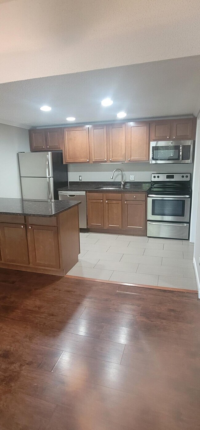 Building Photo - 121 Waterbury Ct
