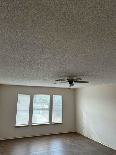 Building Photo - 10127 Sunset Pl