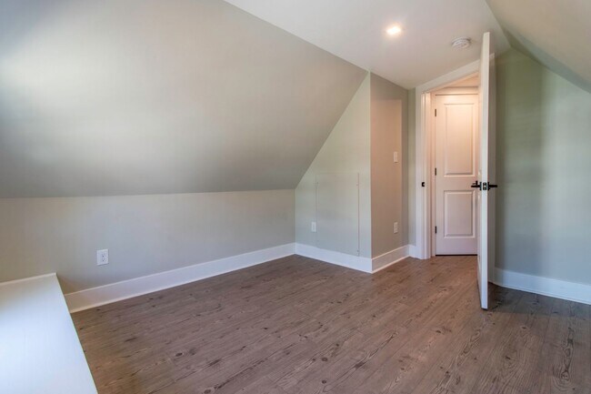 Building Photo - Downtown Milford Year Round Rental - Unfur...