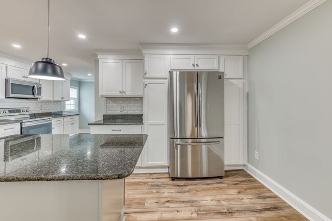 Building Photo - 5 Bedroom / 3.5 Bath Home Blountville, TN