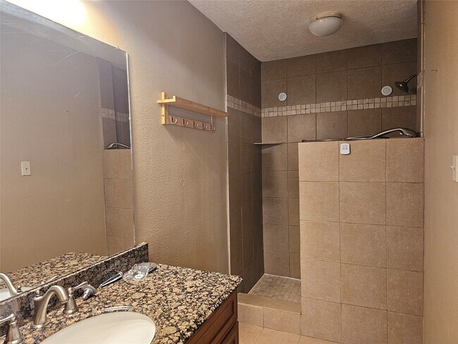 Building Photo - 8287 Kingsbrook Rd