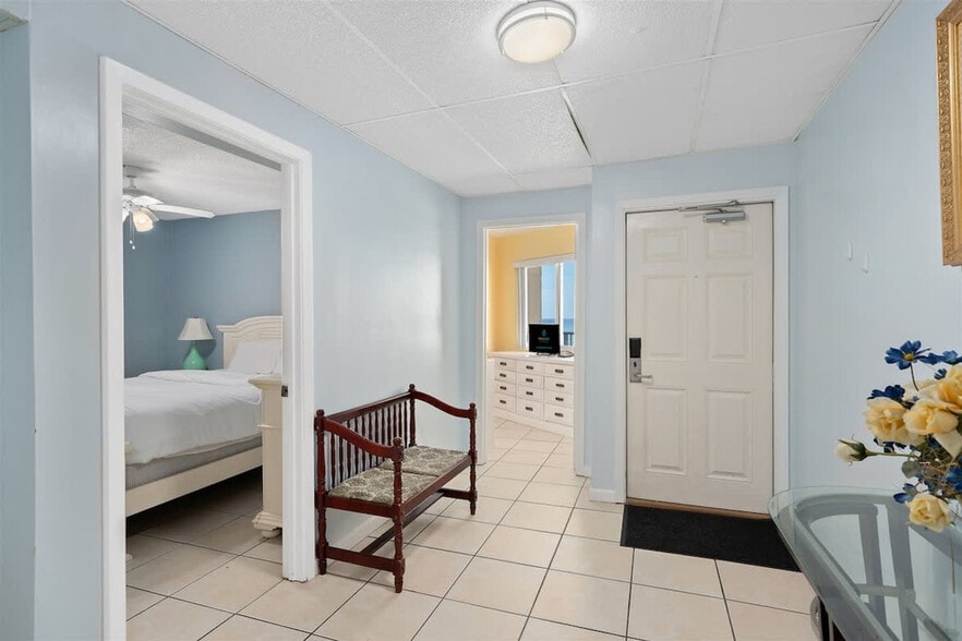 Building Photo - 8815 Thomas Dr