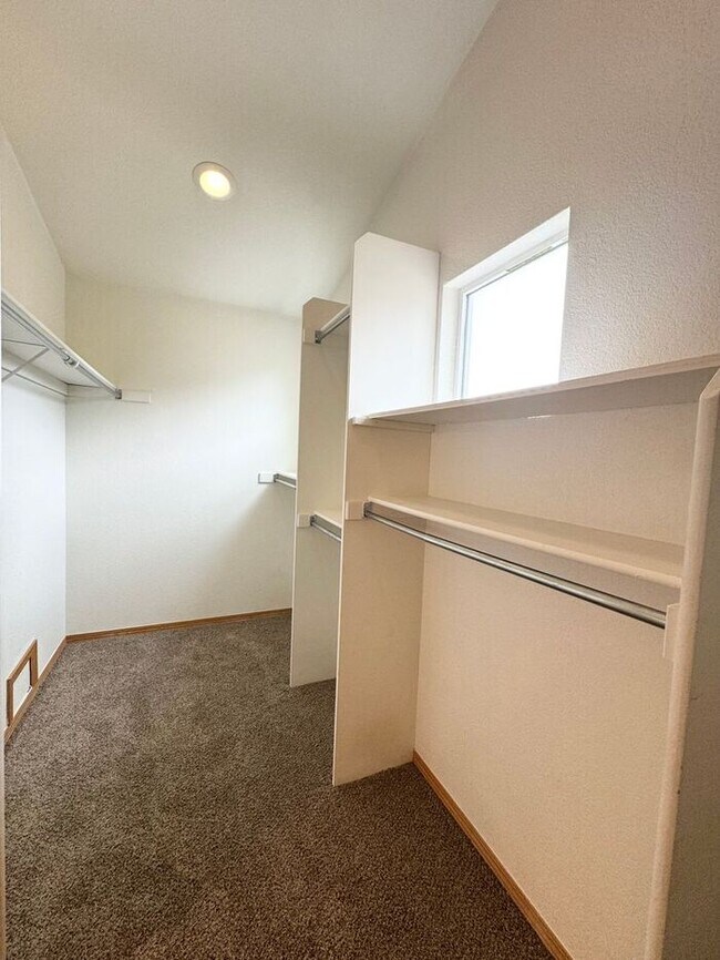 Building Photo - Gorgeous 5 Bedroom 3.5 Bath House with 3 c...