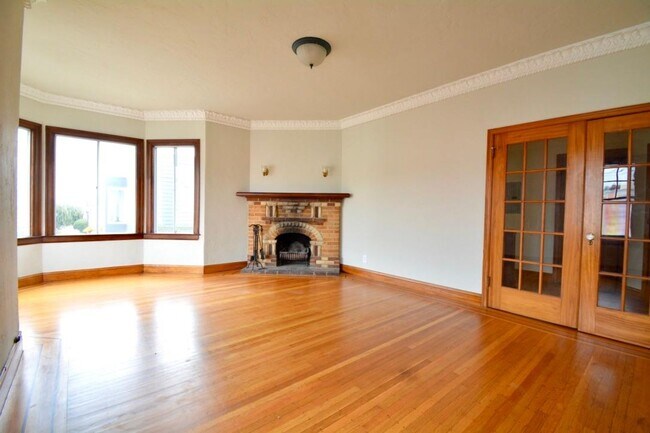 Building Photo - Beautifully Restored, Historic 3 BR + Bonus Room | 1 BA home in the Parkside/Sunset District