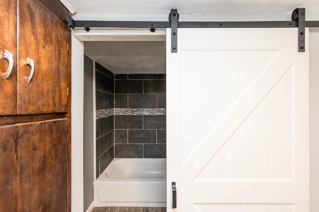 Building Photo - 2-Bedroom Home with Flexible Bonus Room Near Downtown Columbus