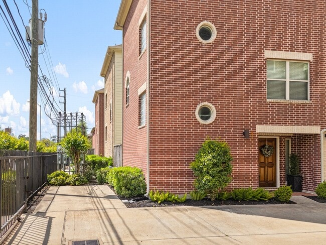 Building Photo - 548 Westcross St