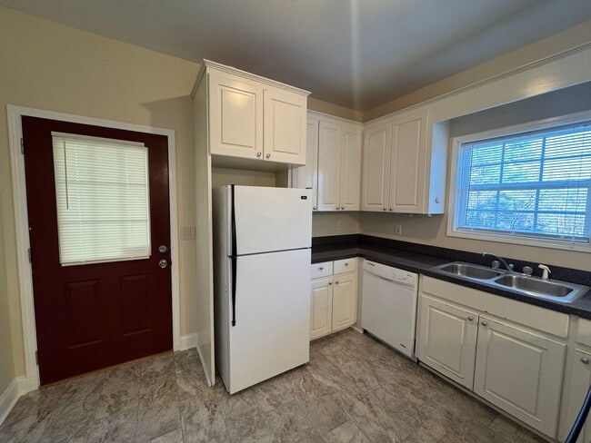 Building Photo - Nice 3/2 House in Silver Creek with bonus rooms- $1,495