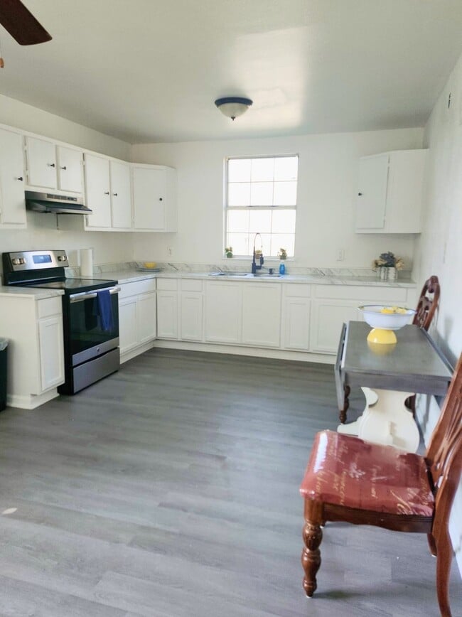 Building Photo - 1714 Amber Dr