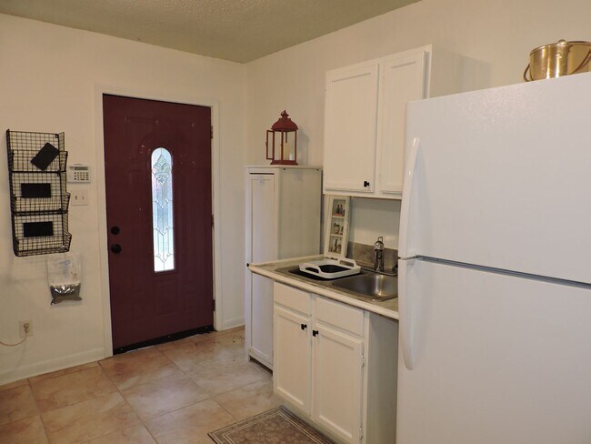 Building Photo - Convenient location!