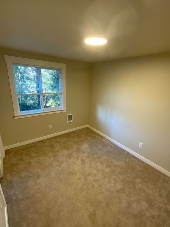 Building Photo - Olympia 3bdr 1.5 bath TOWNHOME 1 car garage 1 PET WELCOME