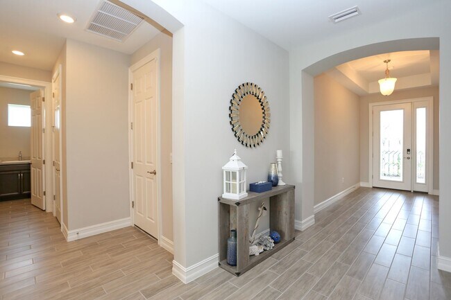 Building Photo - **Brand New, Bright & Beautiful Bonita Spr...