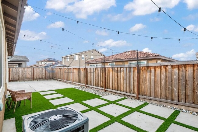 Building Photo - 572 Delicato Dr