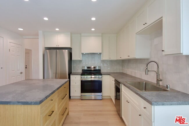Building Photo - 24621 Aquilla Dr