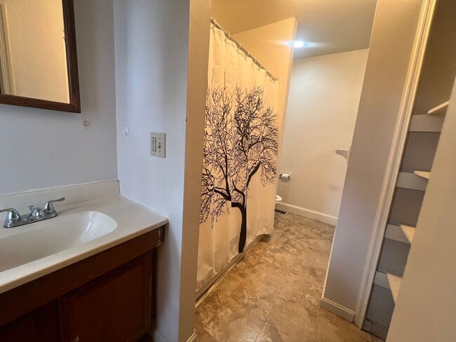 Building Photo - 2-bedroom, 1.5-bathroom home located in th...