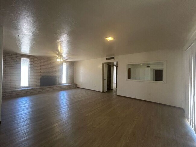 Building Photo - 2141 E Manhatton Dr