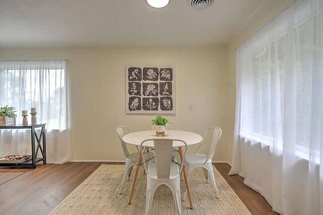 Building Photo - Renovated 3–4 Bedroom Home for Rent | 2,700+ Sq Ft | Bristol TN