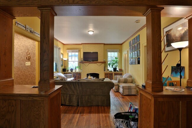 Building Photo - Highly Sought After OSU 6 Bedroom House Iuka Ravine with 2 new bathrooms and free off-street parking