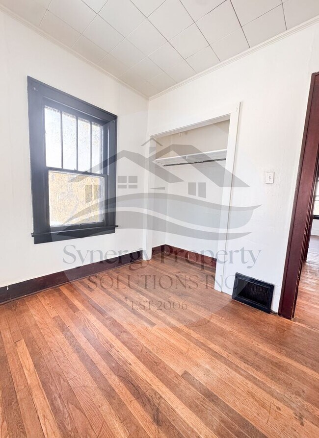 Building Photo - 2 Bedroom Available Now