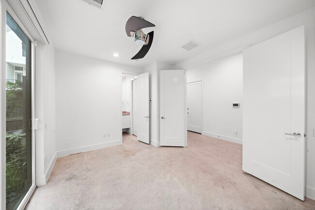 Building Photo - 608 Middle St