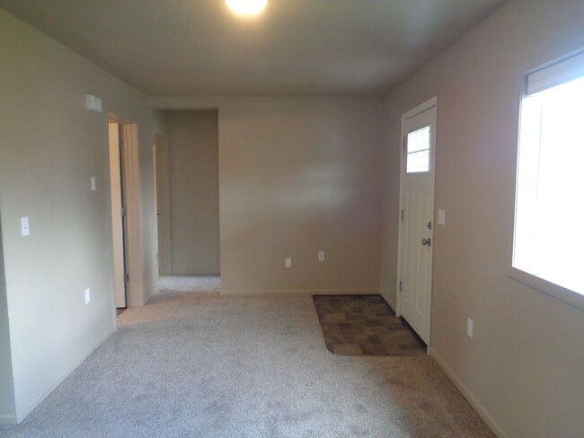 Building Photo - Updated 3 Bedroom!