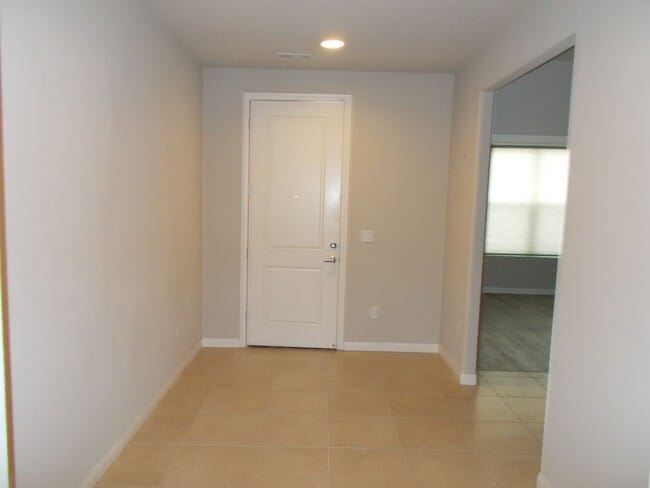 Building Photo - Immaculate 4 BR, 3.5 Bath, 2 Car Garage Ho...