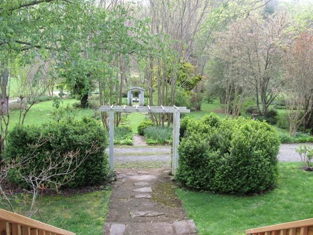 Building Photo - $1,600 - 2 Bed / 1.5 Bath House on Caney Fork with Stunning Landscaped Gardens