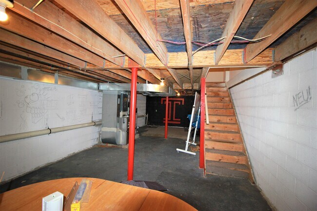 Building Photo - 1606 W Diamond St