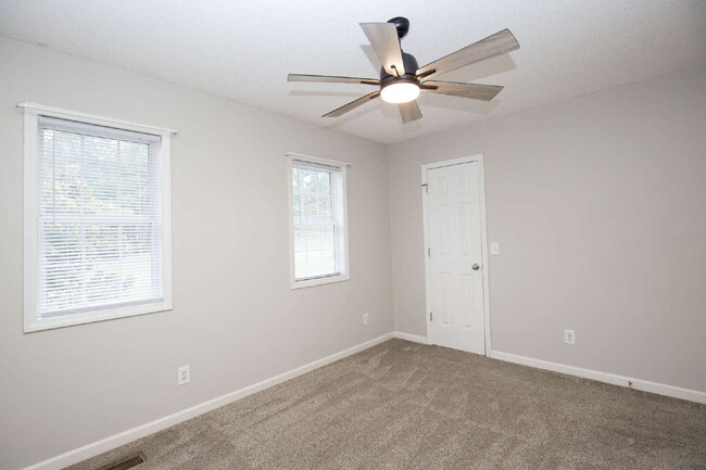 Building Photo - Charming 3 Bedroom, 2,5 Bath home with hug...