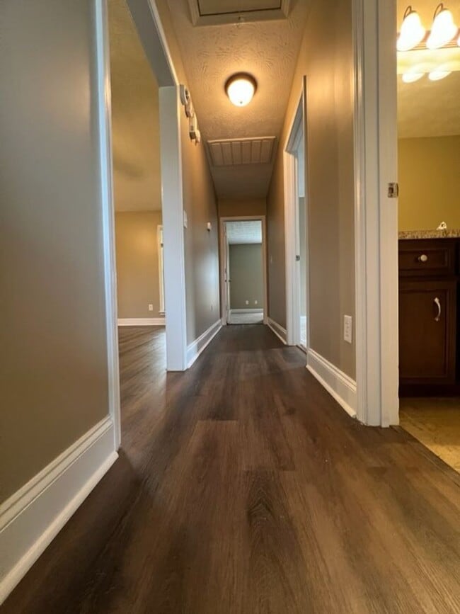 Building Photo - 4 Bedroom, 2 Bath Home in Lee County!