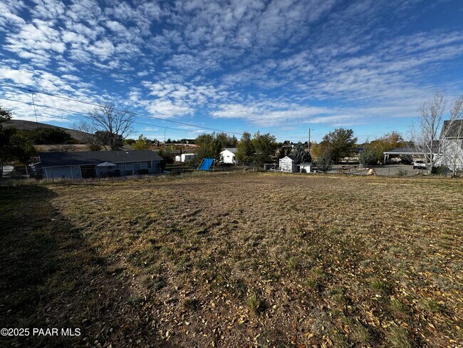 Building Photo - 3750 N Meadowlark Dr