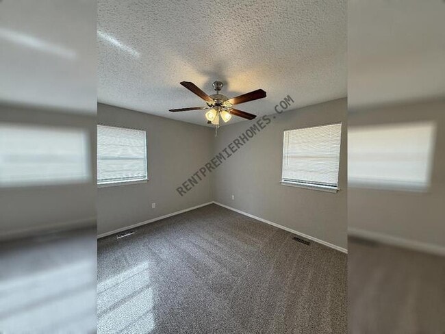 Building Photo - 9805 Blue Bonnet Dr