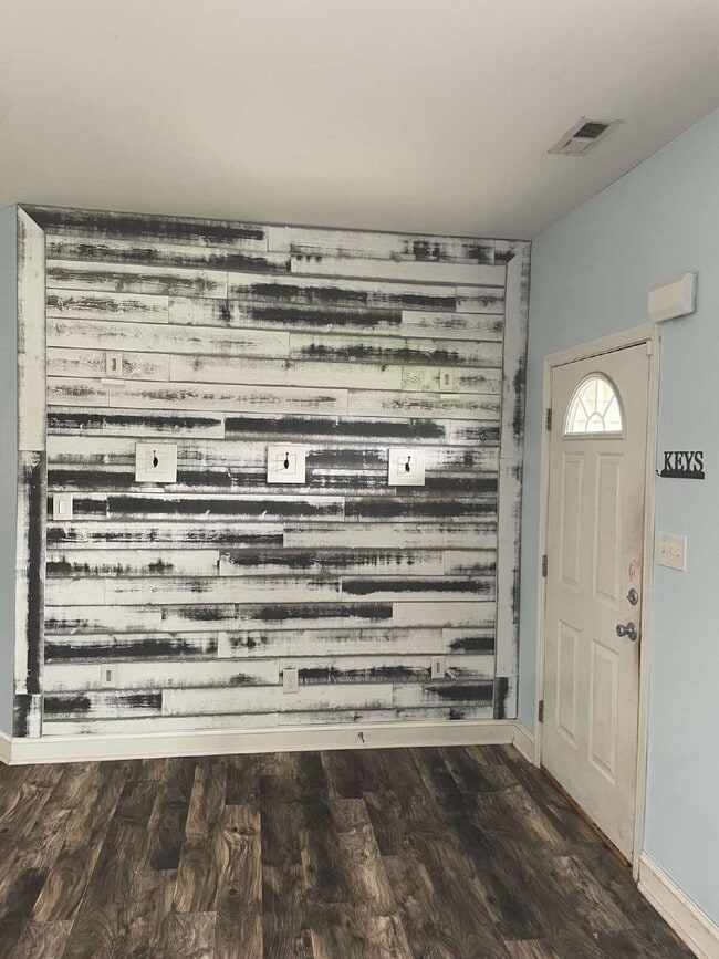 Building Photo - Pet Friendly Three Bedroom Two Full Bathro...