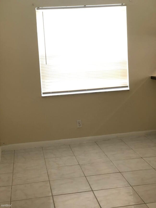 Building Photo - 3 br, 2 bath Duplex - 4240 Riverside Dr 42...