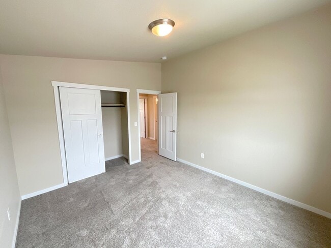 Building Photo - 3 Bedroom Home Available Near S Powers Blv...