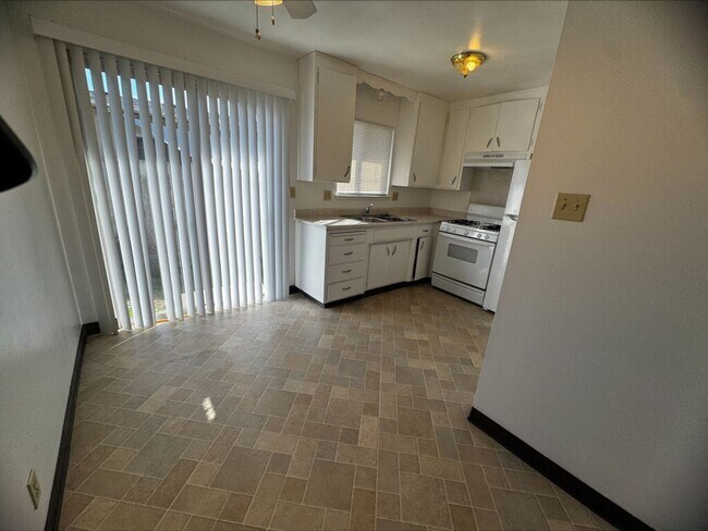 Building Photo - Charming 2 Bedroom/1 bathroom home