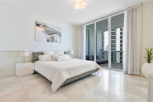 Building Photo - 15811 Collins Ave